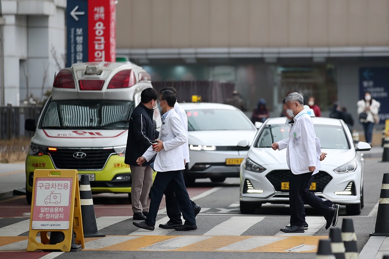 서울 시내의 한 대학병원에서 의료인들이 발걸음을 옮기고 있다.2024.3.11.(ⓒ뉴스1, 무단 전재-재배포 금지)