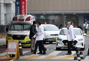 서울 시내의 한 대학병원에서 의료인들이 발걸음을 옮기고 있다.2024.3.11.(ⓒ뉴스1, 무단 전재-재배포 금지)