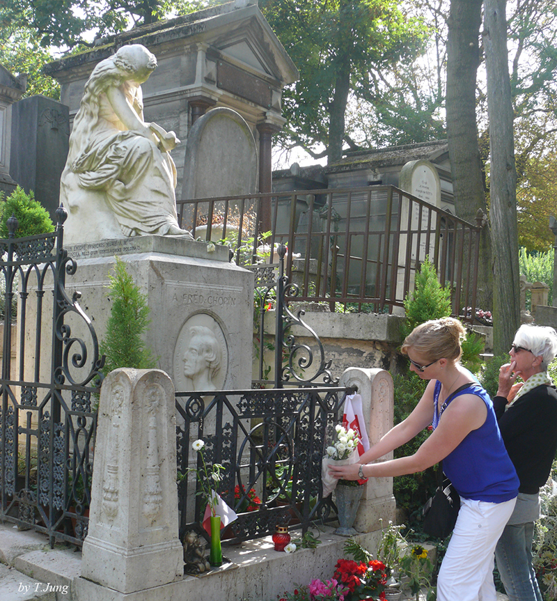 쇼팽의 묘소에 헌화하는 여인.