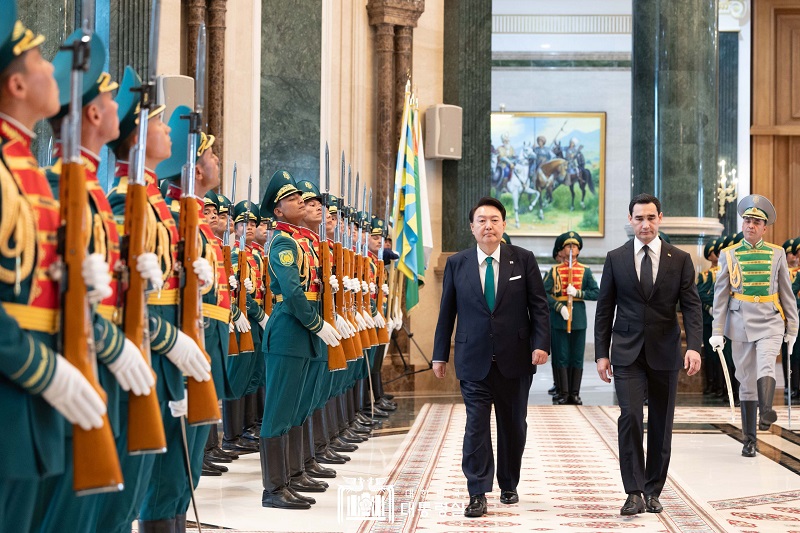 윤석열 대통령이 10일(현지시간) 투르크메니스탄 아시가바트 대통령궁에서 열린 공식환영식에서 세르다르 베르디무하메도프 투르크메니스탄 대통령과 함께 의장대를 사열하고 있다. (대통령실 홈페이지)