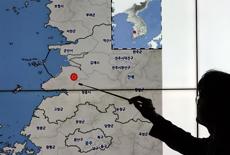 서울 동작구 기상청에서 기상청 관계자가 전북 부안군 지진 발생 지역을 가리키고 있다. (ⓒ뉴스1, 무단 전재-재배포 금지)