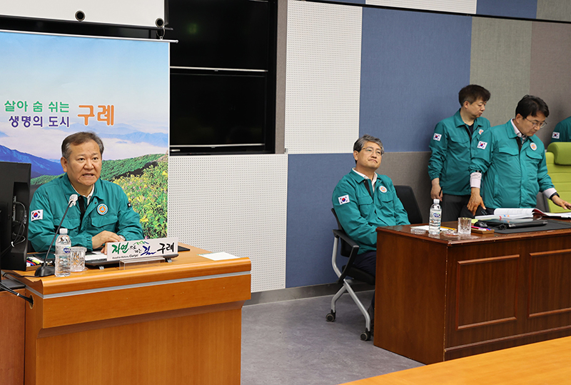 이상민 행정안전부 장관이 12일 오전 전남 구례군청에서 전북 부안군 일원에서 발생한 지진관련 상황판단회의를 주재하고 있다. (ⓒ뉴스1, 무단 전재-재배포 금지)