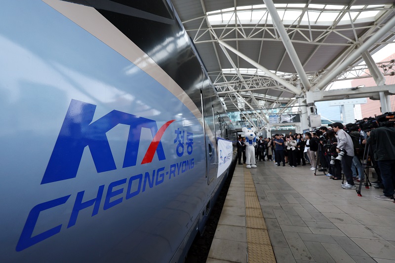 100% 국내기술로 설계·제작된 차세대 동력분산식 고속열차인 ‘KTX-청룡’이 첫 시승 행사를 위해 서울역으로 들어서고 있다. 총 좌석 수는 515석이며, 차량의 설계속도는 352km, 영업속도는 320km로 국내에서 가장 빠른 고속열차다. 2024.4.22.(ⓒ뉴스1, 무단 전재-재배포 금지)