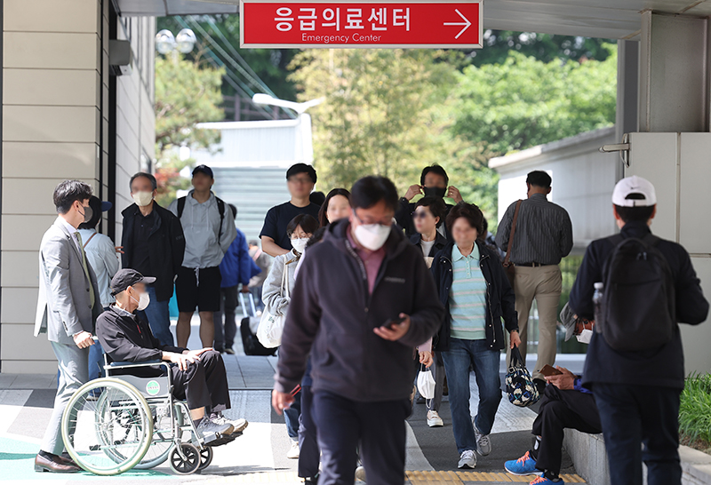 서울 시내 대형병원에서 환자와 내원객들이 이동하고 있다. (ⓒ뉴스1, 무단 전재-재배포 금지)