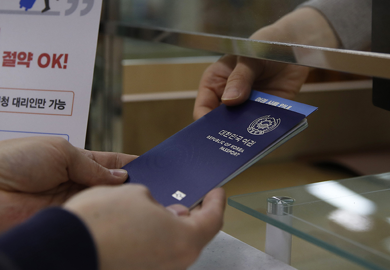 한 시민이 노원구청 민원여권과에서 여권을 발급하고 있다. (ⓒ뉴스1, 무단 전재-재배포 금지)