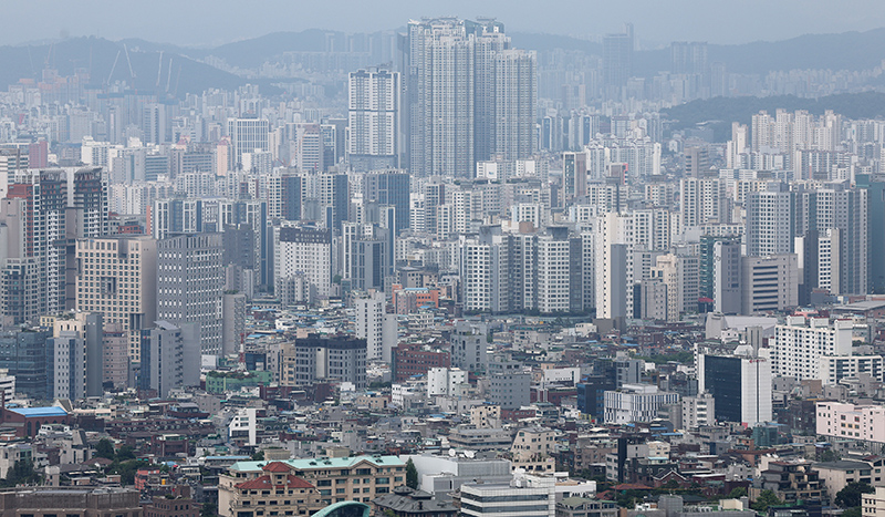서울 남산에서 바라본 도심에 아파트 단지와 주택가가 보이고 있다. (ⓒ뉴스1, 무단 전재-재배포 금지)
