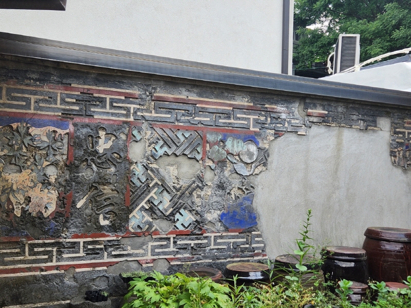 화가 이상범이 남긴 벽화의 일부가 그의 집 담벼락에 남아서 우리의 문화유산 인식의 변화를 일러주고 있다.