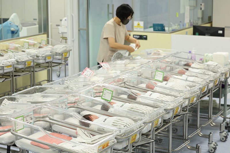 19일 인천 미추홀구 아인병원에 마련된 신생아실에서 신생아들이 휴식을 취하고 있다. 2024.6.19.(ⓒ뉴스1, 무단 전재-재배포 금지)