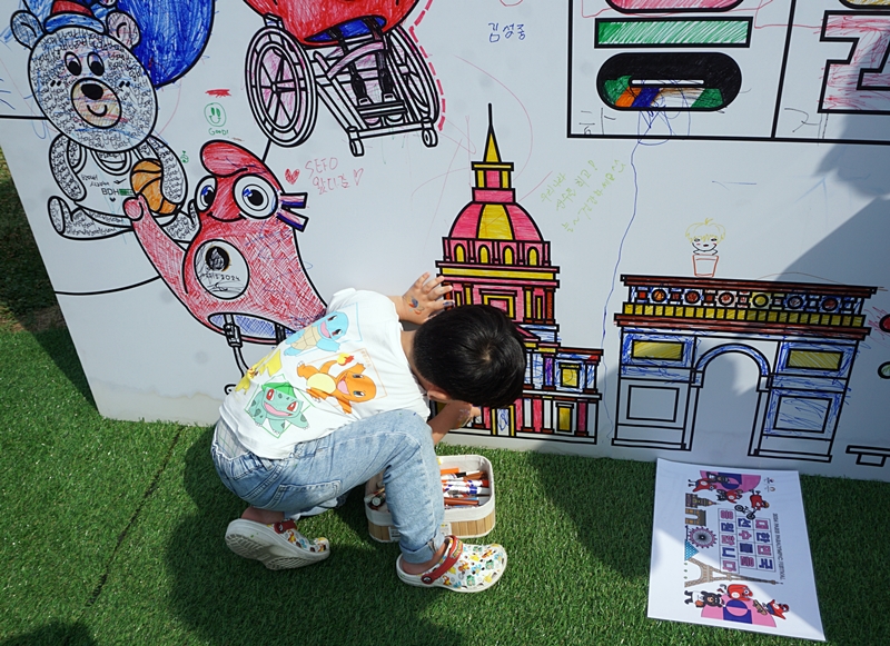 선수들의 땀을 응원하듯 아이도 열심히 그림을 그렸다.