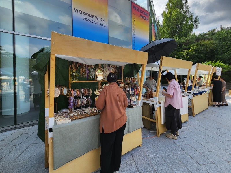 청와대 사랑채 앞마당에서 열린 플리마켓에서 청년이 제작한 수공예제품을 만나볼 수 있었다.