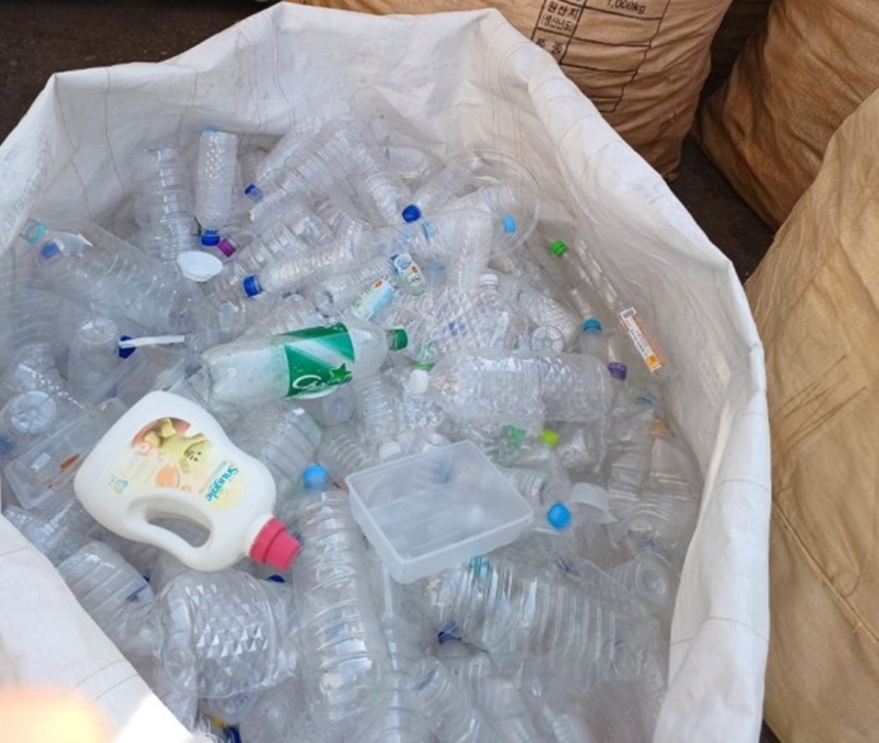 플라스틱을 분리배출할 때는 비닐 라벨을 최대한 제거하고 배출해야 환경 오염을 막을 수 있다.