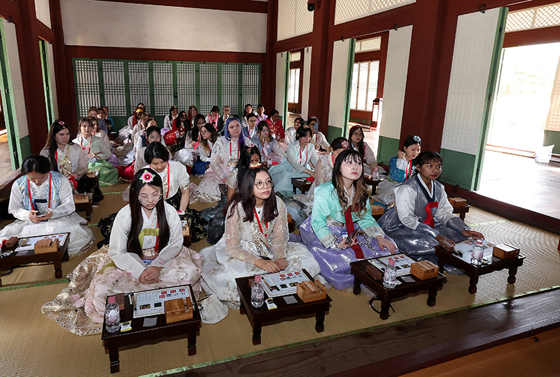 세종학당 한국어 우수학습자로 선정된 67개국 외국인들이 경복궁 수정전에서 집현전 왕실문화 체험학교에 참여하고 있다. (ⓒ뉴스1, 무단 전재-재배포 금지)
