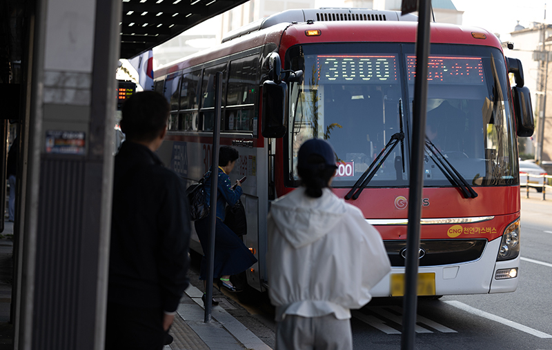 버스정류장에서 시민들이 광역버스에 탑승하고 있다. (ⓒ뉴스1, 무단 전재-재배포 금지)