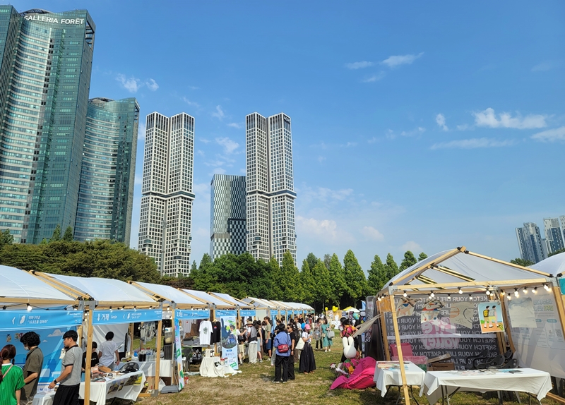 푸르고도 뜨거운 날. 서울숲 가족마당에서 청년 마을 페스티벌이 진행됐다.