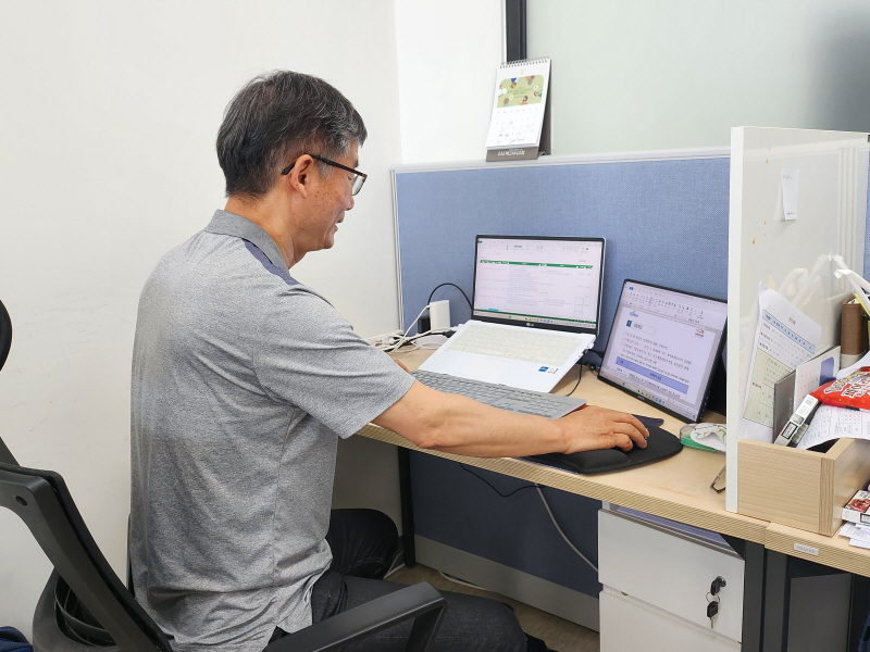 김충환 연구위원은 과거 38년간 일했던 경력을 살려서 지금 유사한 업무를 수행 중이다.