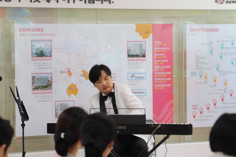 중증 뇌성마비 장애를 가진 김경민 피아니스트는 한림대의료원 소속으로 연주하고 있다.(사진=뷰티플마인드)