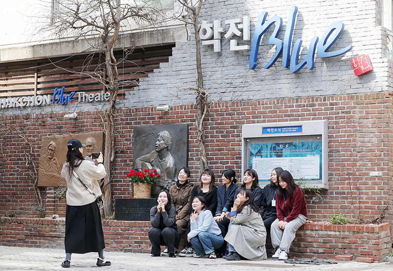 지난 3월 31일 오후 서울 종로구 대학로 학전블루 소극장에서 극장 직원들이 간판 철거작업을 앞두고 마지막 기념촬영을 하고 있다. (ⓒ뉴스1, 무단 전재-재배포 금지)
