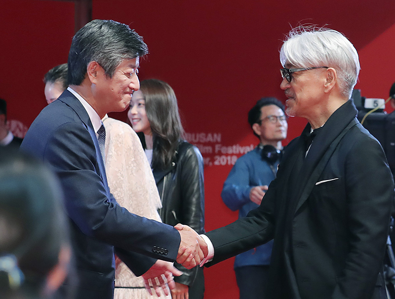 사카모토 류이치(오른쪽)가 2018년 10월에 열린 제23회 부산국제영화제(BIFF) 개막식에 참석했다. (ⓒ뉴스1, 무단 전재-재배포 금지)