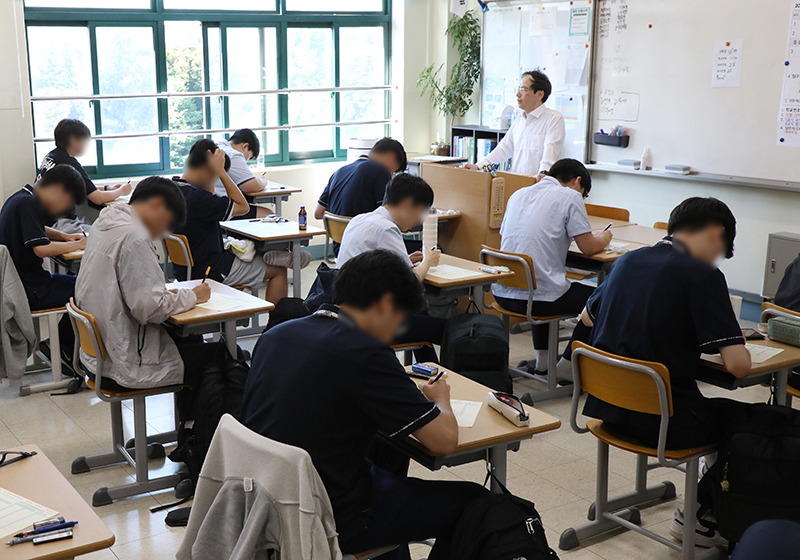 2025학년도 대학수학능력시험 6월 모의평가가 열린 4일 서울 용산구 용산고등학교에서 고등학교 3학년 수험생들이 1교시 국어 영역 시험 답안지를 작성하고 있다. (ⓒ뉴스1, 무단 전재-재배포 금지)