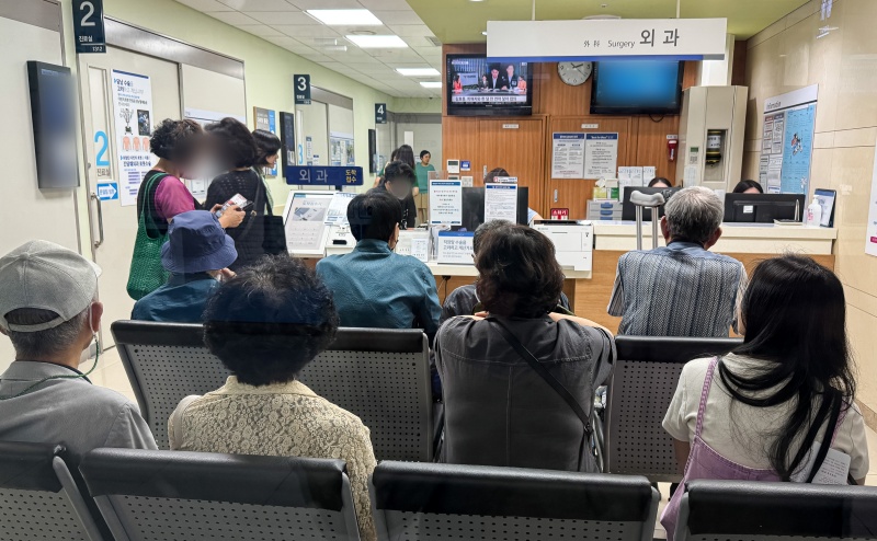 서울시내 한 종합병원에서 환자와 보호자들이 진료를 기다리고 있다.(ⓒ뉴스1, 무단 전재-재배포 금지)