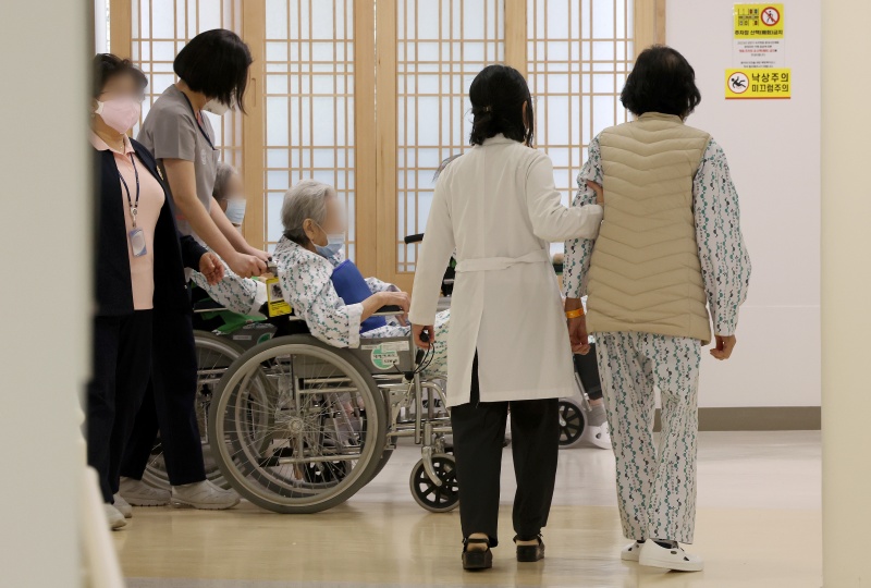 서울시 첫 중증 치매환자 전담병원으로 지정된 서울 은평구 서북병원에서 의료진과 환자들이 이동하고 있다.(ⓒ뉴스1, 무단 전재-재배포 금지)
