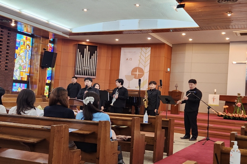 발달장애인으로 구성된 4인조 ‘우주와 나’ 앙상블 팀이 교회에서 정오의 음악회를 열고 있다.
