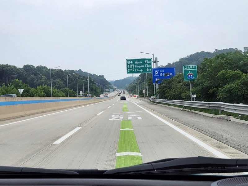 도로 노면에 노면색깔유도선이라고도 부르는 주행유도선이 있어서 차량의 주행 방향을 안내한다.
