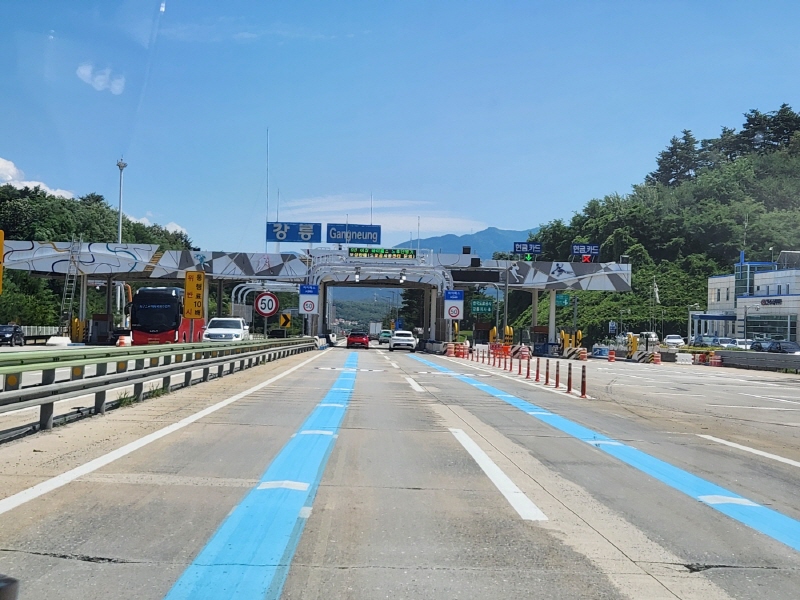 파란색 주행유도선은 고속도로 요금소의 하이패스 전용 차로를 표시한다.