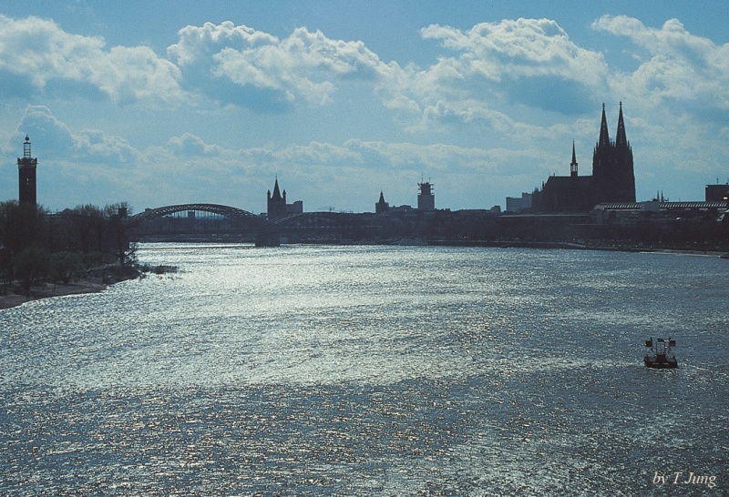 라인 강. 오른쪽에 쾰른 대성당의 실루엣이 보인다.