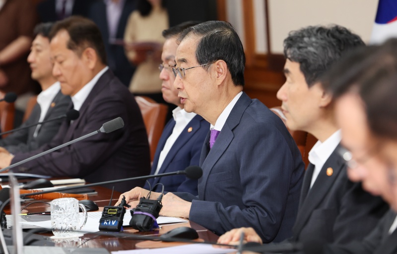 한 총리가 9일 서울 종로구 정부서울청사에서 열린 국무회의에서 모두발언을 하고 있다.(ⓒ뉴스1, 무단 전재-재배포 금지)