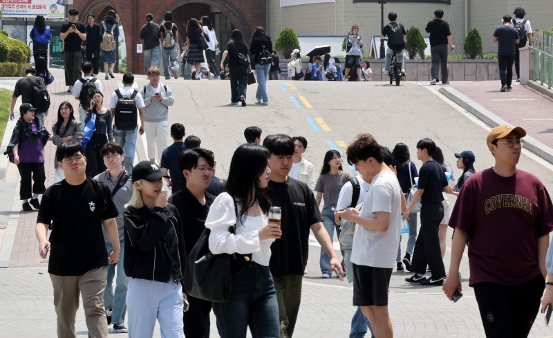 지난 5월, 봄 축제가 열린 한양대학교 내 도로를 거니는 학생들 모습.(ⓒ뉴스1, 무단 전재-재배포 금지)