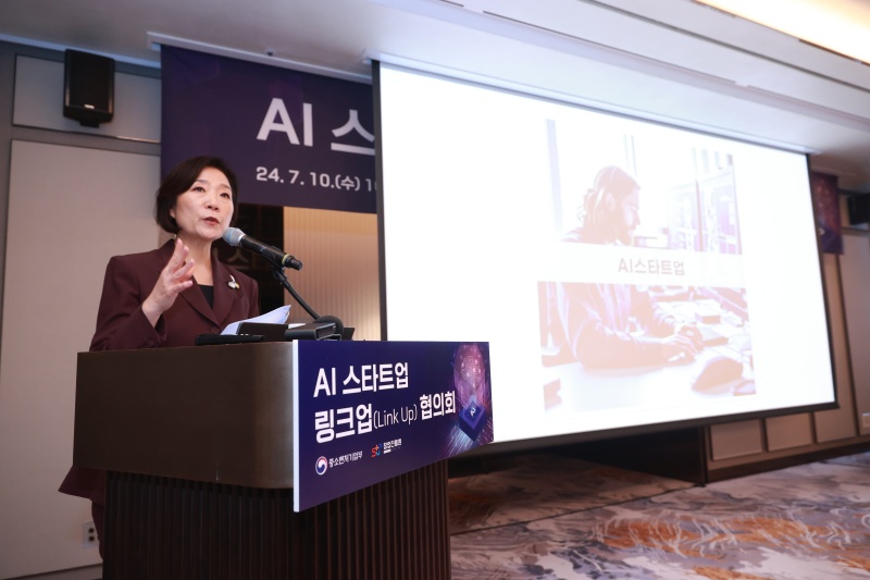 오영주 중소벤처기업부 장관이 10일 서울 강남구 조선팰리스에서 열린 ‘AI 스타트업 링크업(Linkup) 협의회'에서 초격차 AI 스타트업 레벨업(LevelUp) 전략을 발표하고 있다.(제공=중소벤처기업부)