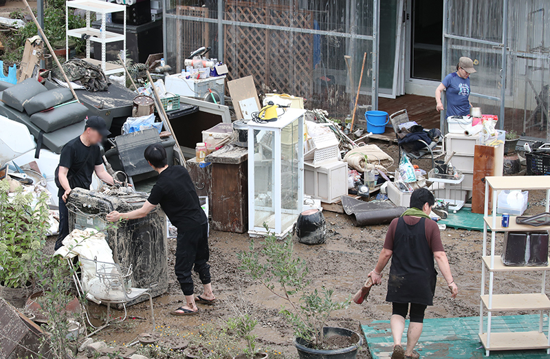지난 10일에 내린 집중호우로 마을 전체가 침수 피해를 입은 대전 서구 용촌동에서 주민들이 복구작업을 하고 있다. (ⓒ뉴스1, 무단 전재-재배포 금지)
