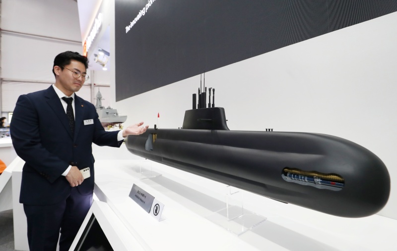 ‘2024 이순신방위산업전(YIDEX)’에서 한화오션 부스에서 관계자가 장보고-III 배치-II 잠수함을 소개하고 있다.(ⓒ뉴스1, 무단 전재-재배포 금지)
