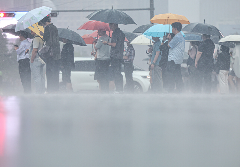 서울을 비롯한 수도권지역에 호우특보가 내려진 17일 서울 종로구 광화문사거리에서 우산을 쓴 시민들이 발걸음을 재촉하고 있다. (ⓒ뉴스1, 무단 전재-재배포 금지)