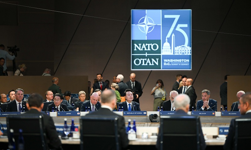 윤석열 대통령이 11일(현지시간) NATO 동맹국·파트너국 정상회의에 참석하고 있다.(사진=대통령실)
