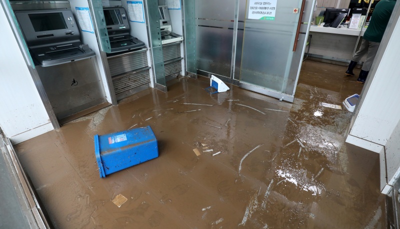 전북자치도 완주군 운주면 한 은행 바닥이 진흙으로 뒤덮여 있다.(ⓒ뉴스1, 무단 전재-재배포 금지)
