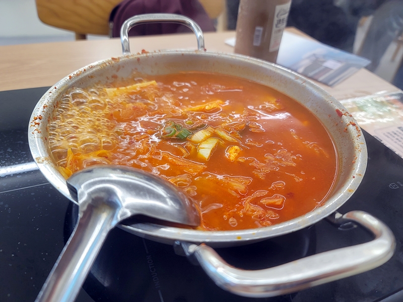 청년밥상문간슬로우점에서 진심이 가득 담긴 김치찌개를 먹었다.