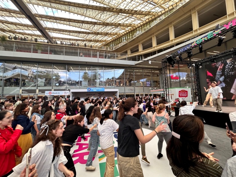 지난 6월 프랑스 파리에서 열린 K-관광 로드쇼에서 방문객들이 K-팝 댄스를 배우고 있다.(ⓒ뉴스1, 무단 전재-재배포 금지)