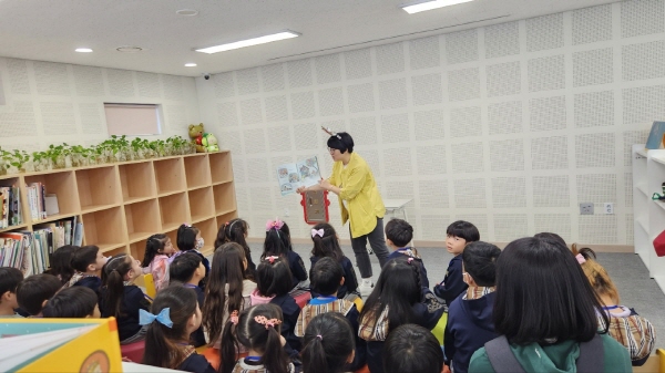도서관에서 열정적으로 그림책 활동 자원봉사를 하는 박지선씨