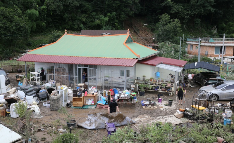 집중호우로 마을 전체가 침수 피해를 입은 대전 서구 용촌동에서 11일 주민들이 복구작업을 하고 있다.(ⓒ뉴스1, 무단 전재-재배포 금지)