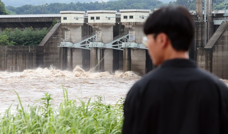 지난 18일 경기 연천군 군남댐 수문이 열리며 많은 물이 방류되고 있다.(ⓒ뉴스1, 무단 전재-재배포 금지)