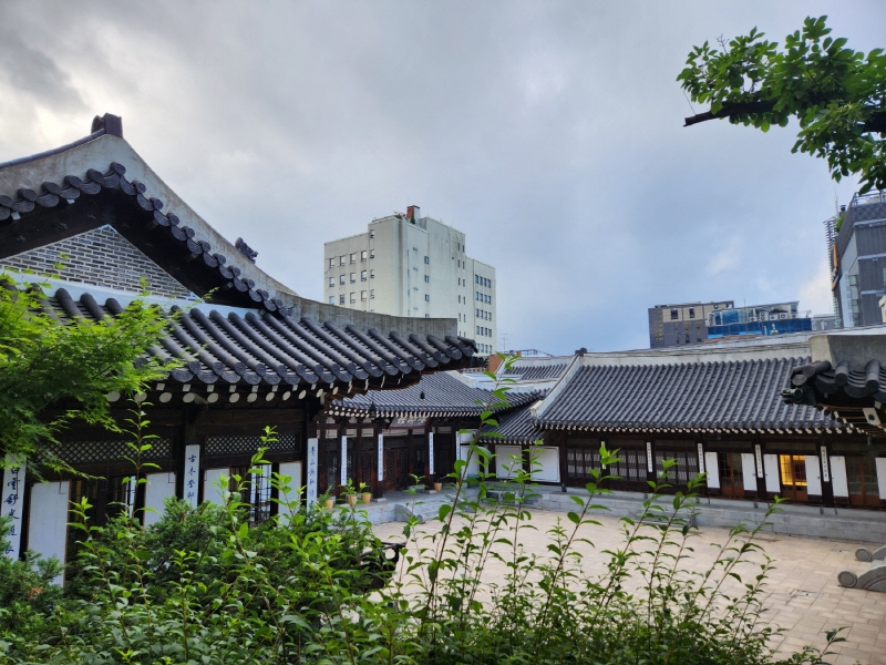 우리 전통의 맛, 멋, 흥을 느껴보면서 "가장 한국적인 것이 세계적이다"라는 말을 실감했다. 한국의 집 중정에서 바라본 풍경.