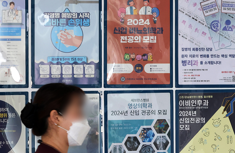 서울 한 대학병원에서 의료진이 이동하고 있다. (ⓒ뉴스1, 무단 전재-재배포 금지)