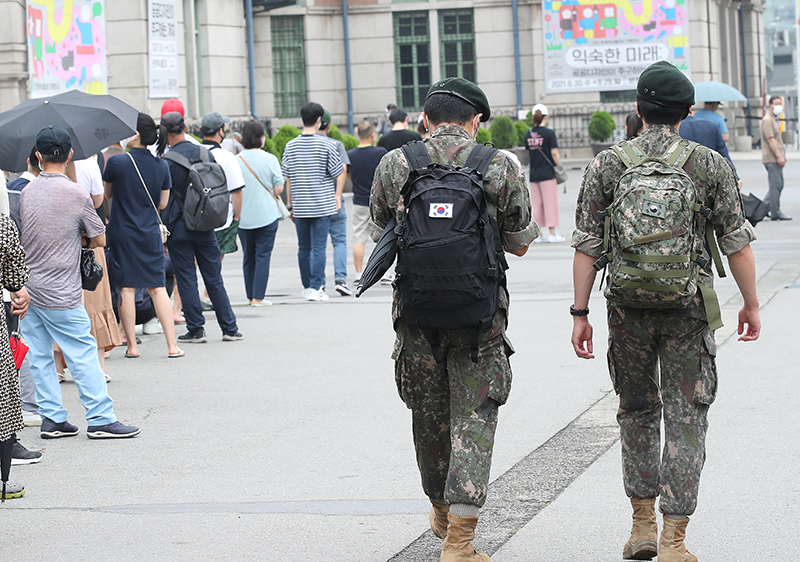 휴가를 나온 군인들이 서울역 광장을 걸어가고 있다. (ⓒ뉴스1, 무단 전재-재배포 금지)