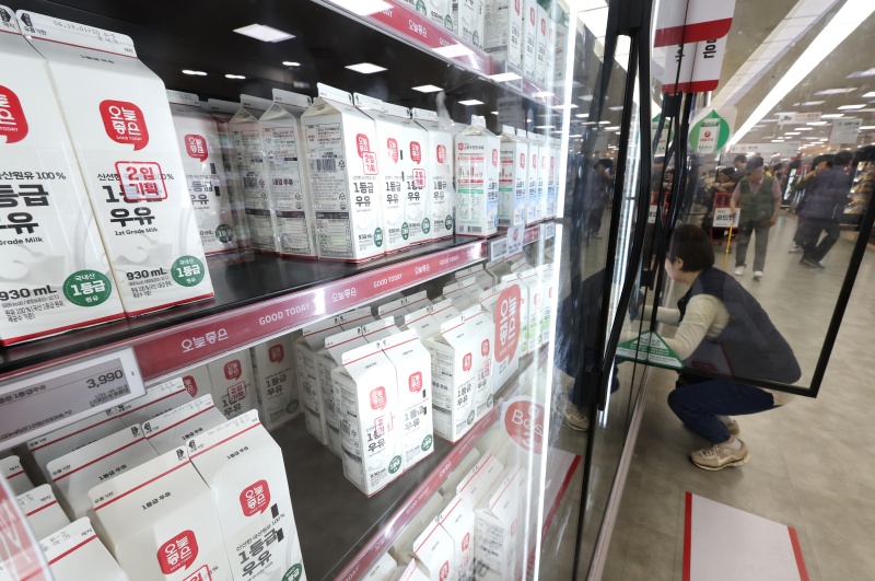 서울의 한 대형마트에서 시민들이 우유를 고르고 있다.(ⓒ뉴스1, 무단 전재-재배포 금지)