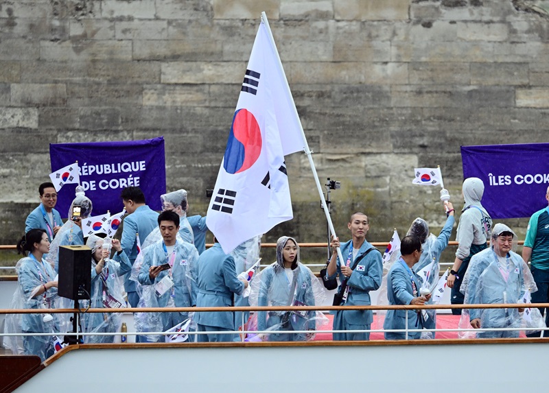 대한민국 올림픽 선수단의 기수 우상혁(오른쪽)과 김서영이 27일(한국시간) 프랑스 파리 센강 일대에서 열린 2024 파리올림픽 개회식에 참석하기 위해 배를 타고 이동하고 있다. (ⓒ뉴스1, 무단 전재-재배포 금지)