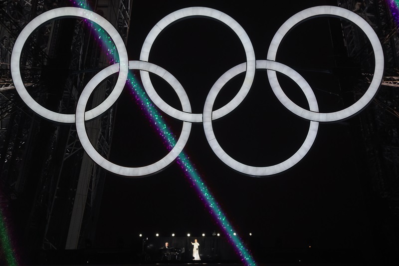 셀린 디온이 27일(한국시간) 프랑스 파리 트로카데로 광장에서 열린 2024 파리 올림픽 개회식에서 사랑의 찬가를 부르고 있다. (ⓒ뉴스1, 무단 전재-재배포 금지)