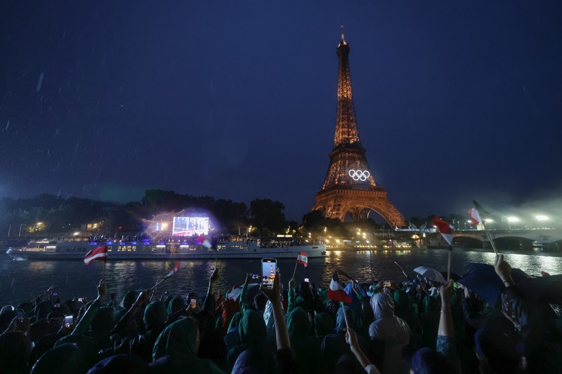 2024 파리 올림픽 개회식이 열린 27일(한국시간) 프랑스 파리 이에나 다리 인근에서 관중들이 각국 선수단의 센강 보트 행진을 관람하고 있다.(ⓒ뉴스1, 무단 전재-재배포 금지)