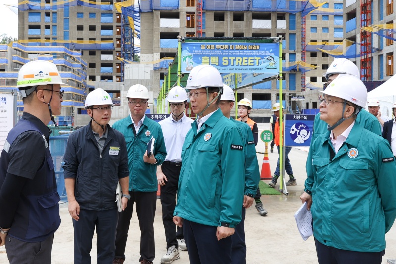박상우 국토교통부 장관(오른쪽에서 2번째)이 1일 오전 성남시 공공주택 사업현장을점검하고있다.(제공=국토교통부)
